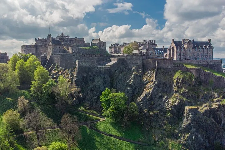 Guided walking tour inside Edinburgh Castle with the admission ticket, sold on Viator, on a tour of Edinburgh Castle, castle tours in Europe