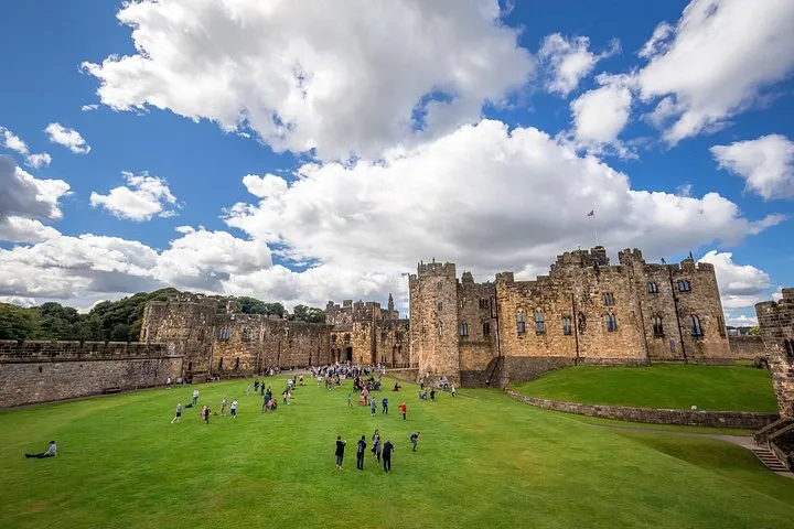 Small-coach day from Edinburgh to the castle used as Hogwarts in the films, with Borders stops, on a tour of Alnwick Castle, castle tours in Europe