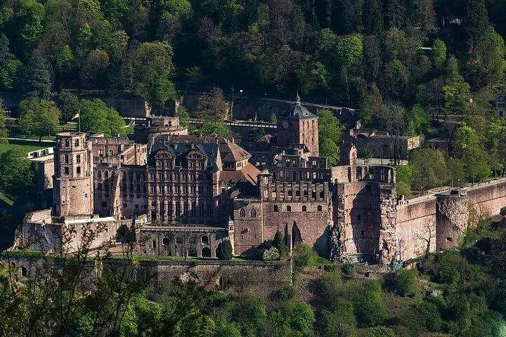 Van tour from Frankfurt with castle entry, the giant wine barrel and time in the old town, guided in German an, on a tour of Heidelberg Castle, castle tours in Europe